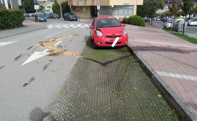 Un coche choca contra un edificio y un vehículo en Oleiros