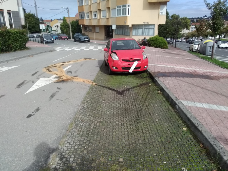 Un coche choca contra un edificio y un vehículo en Oleiros