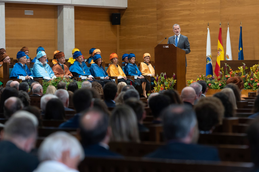 El rey anima a la universidad a avanzar para dar respuesta a la sociedad