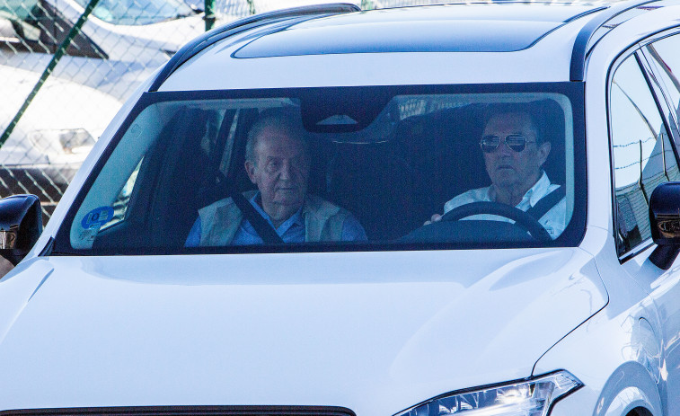 Día tranquilo para el rey Juan Carlos en Sanxenxo, en vísperas de salir a navegar