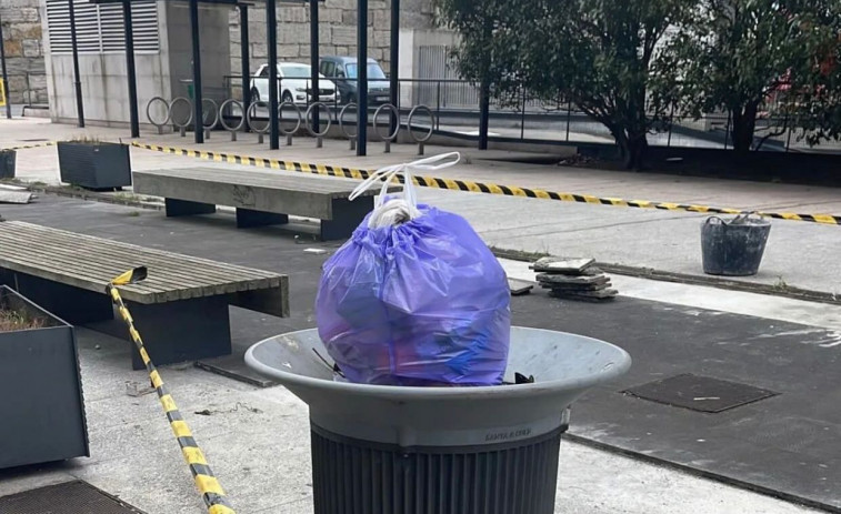 Las papeleras del Recinto Ferial de A Coruña rebosan incivismo