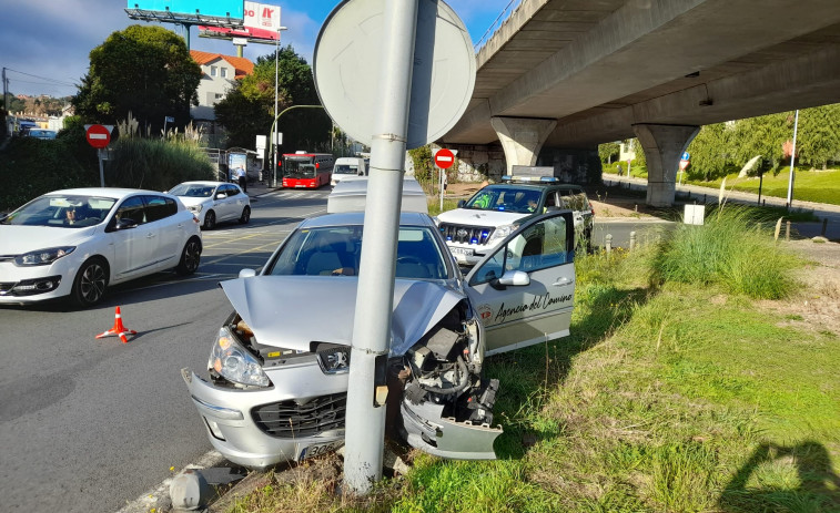 Aparatoso accidente bajo el puente de A Pasaxe de A Coruña