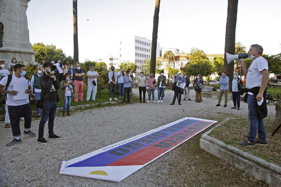 La familia del coruñés Diego Bello celebra el comienzo del juicio por su muerte