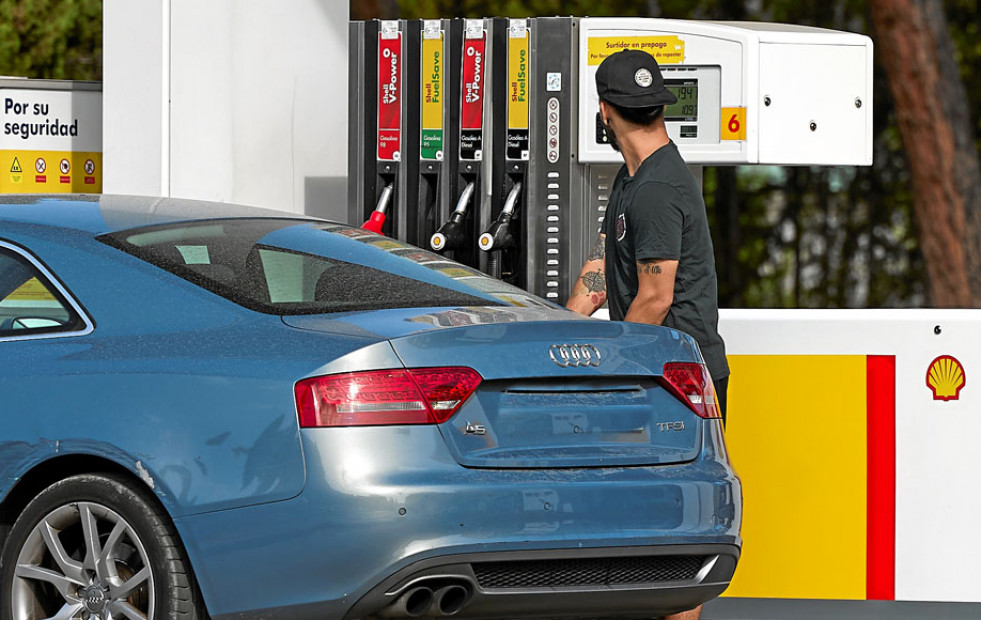 Los precios de la gasolina de 95 y del diésel de automoción caen más del 10 % esta semana