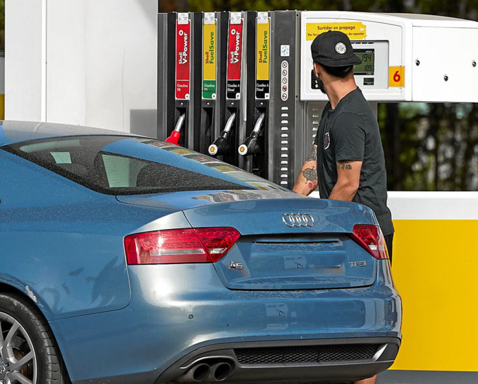 Un coche reposta en una gasolinera  aec