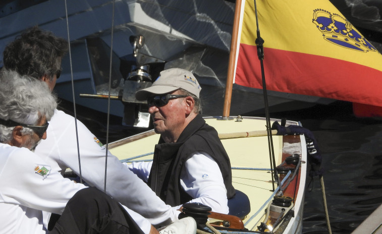 Juan Carlos I sale a navegar a bordo de 'El Bribón' en Sanxenxo