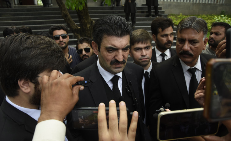 Dos rivales políticos acaban a puñetazos en un debate televisivo en Pakistán