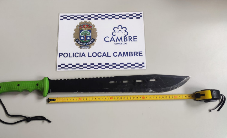 Denunciado en Cambre por pasearse con un machete de 45 centímetros