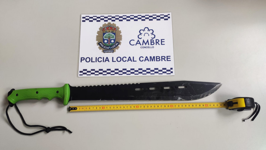 Denunciado en Cambre por pasearse con un machete de 45 centímetros