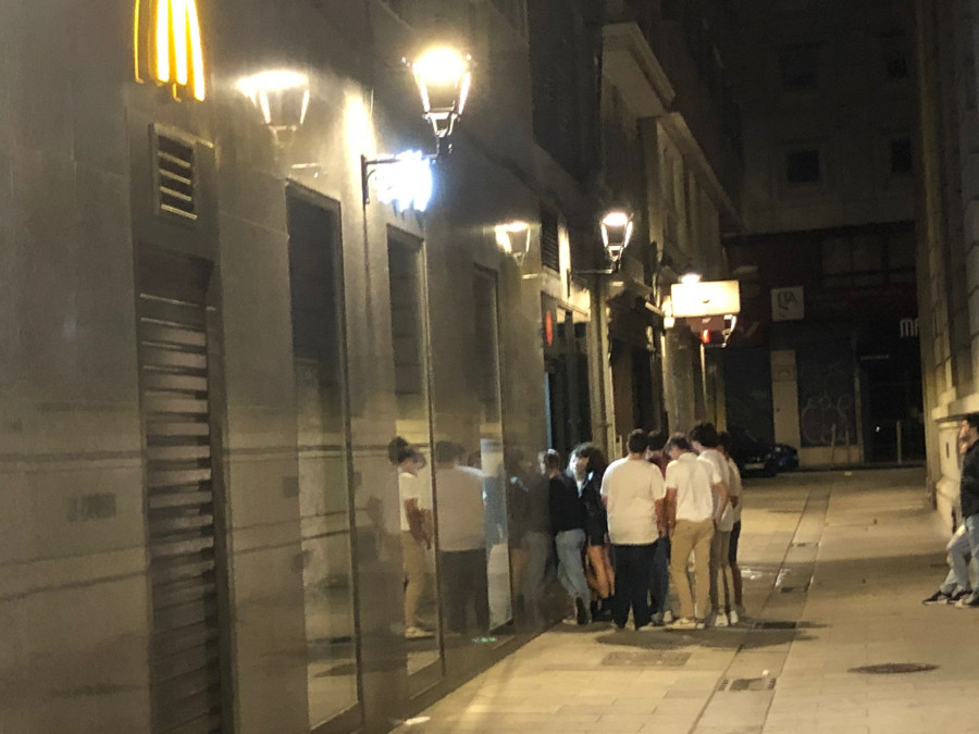 La 'McGusa' provoca largas colas en su primera apertura en la noche coruñesa