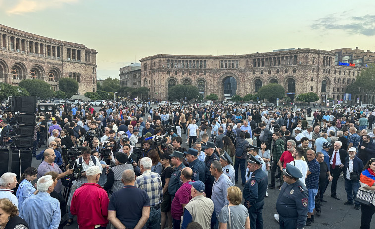 Miles de armenios piden la dimisión de Pashinian por considerar que abandonó a Karabaj
