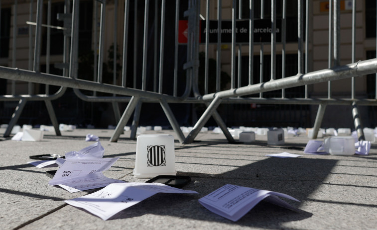 Manifestantes depositan urnas con papeletas del 1-O ante la Jefatura Superior de Policía de Cataluña