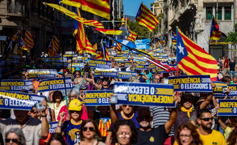 Un millar de personas secundan la marcha por el sexto aniversario del 1-O