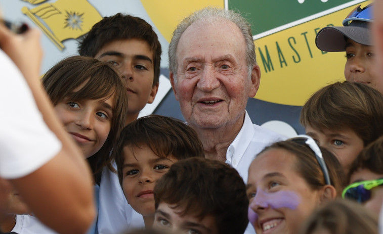 Juan Carlos I entrega en Sanxenxo los premios de la regata a la que da nombre