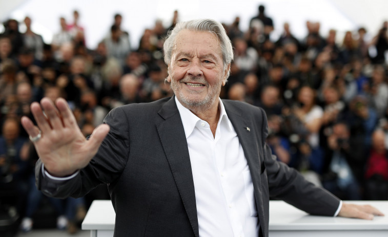 Un hijo de Delon acusa a la compañera del actor de dejarle solo días enteros