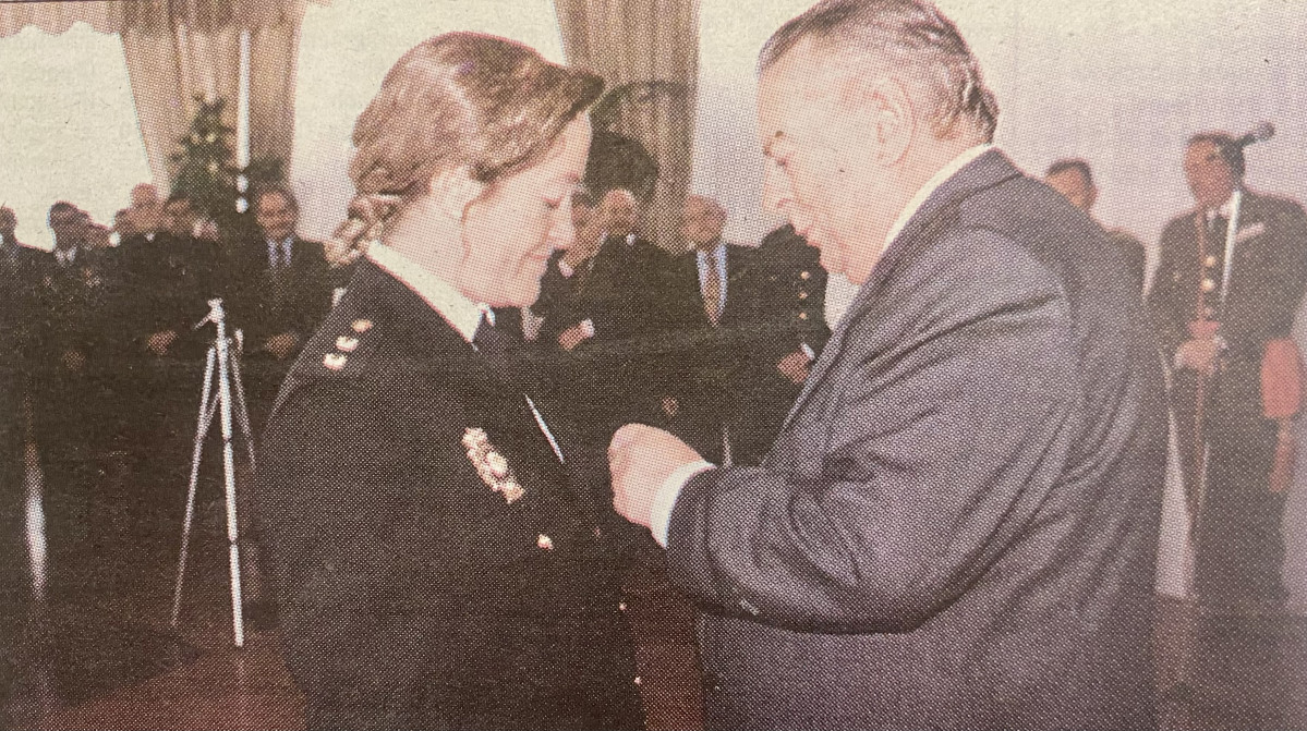 La inspectora Isabel Fernu00e1ndez, condecorada en 1998