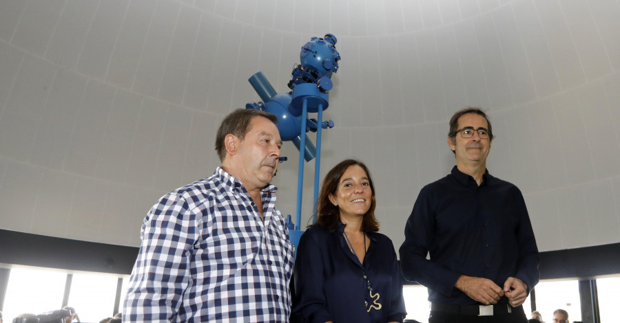 Inés Rey inaugura el nuevo proyector del planetario