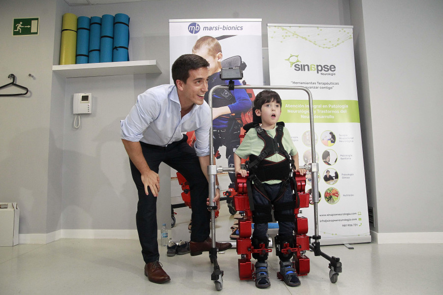 La clínica Sinapse realizó una demostración de exoesqueletos para niños con atrofia muscular
