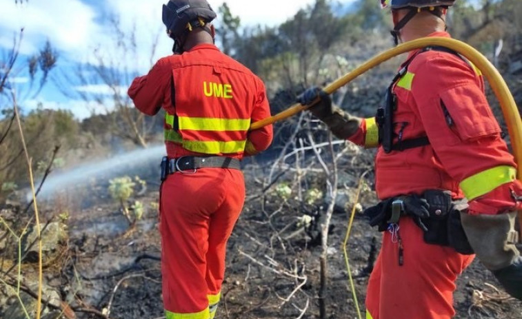 Siguen las evacuaciones por el fuego de Tenerife ante una noche 