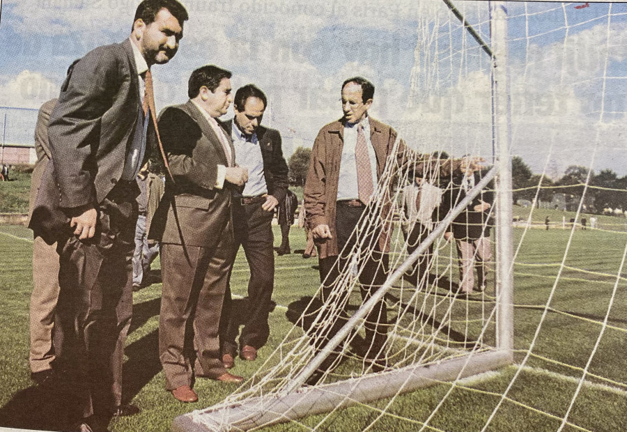 Hace 25 años | La descarga paraliza el puerto y el Depor estrena campo en Acea de Ama