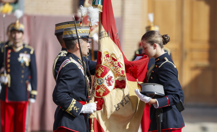 La princesa Leonor besa la bandera tras su jura en presencia de los reyes