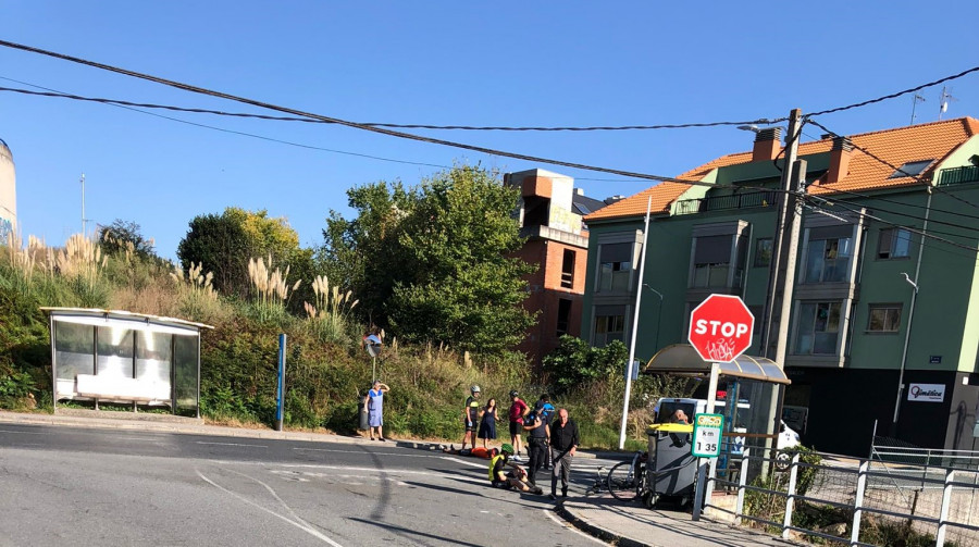 Un coche alcanza a tres ciclistas que circulaban por la carretera en O Martinete