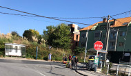 Un coche alcanza a tres ciclistas que circulaban por la carretera en O Martinete