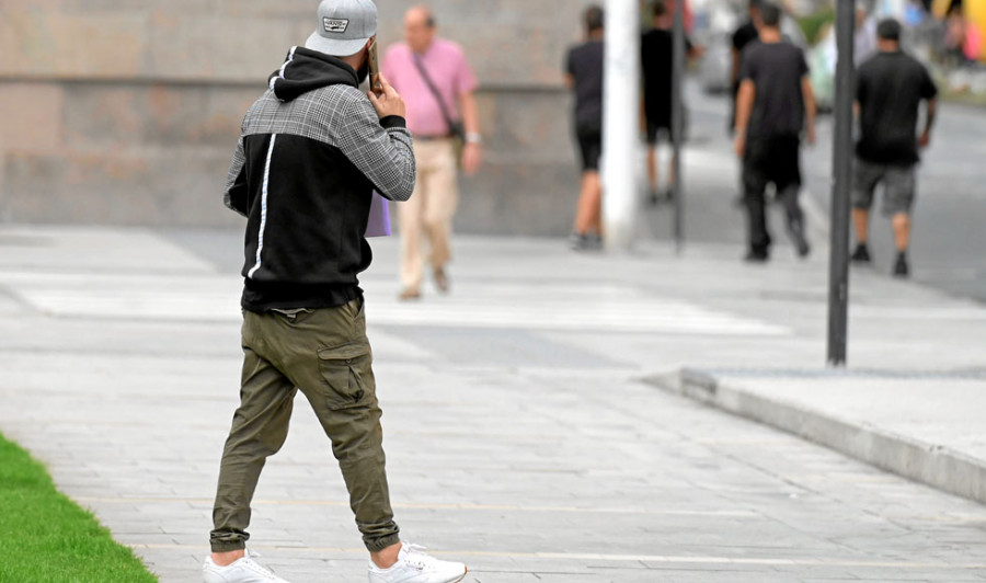 Reportaje | El ocio nocturno de A Coruña dice ‘no’  a la moda urbana pero acepta la gorra