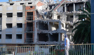 Cambre comienza la demolición del edificio ilegal de Os Campóns