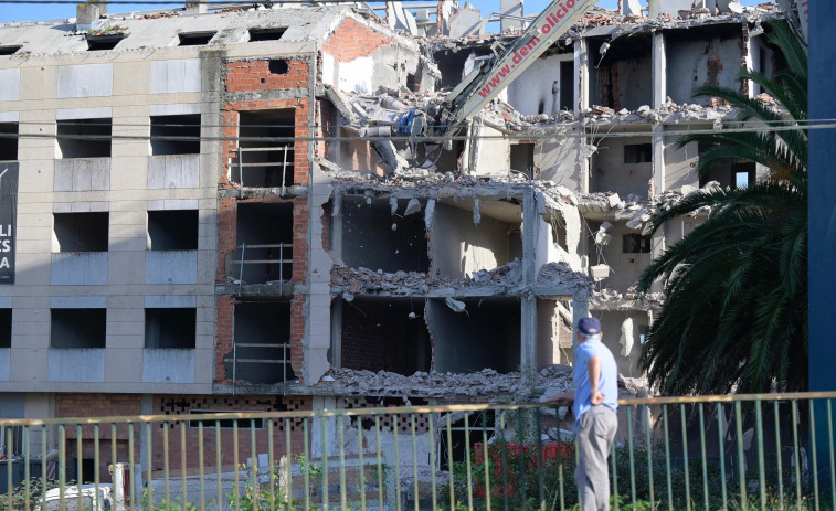 Cambre comienza la demolición del edificio ilegal de Os Campóns