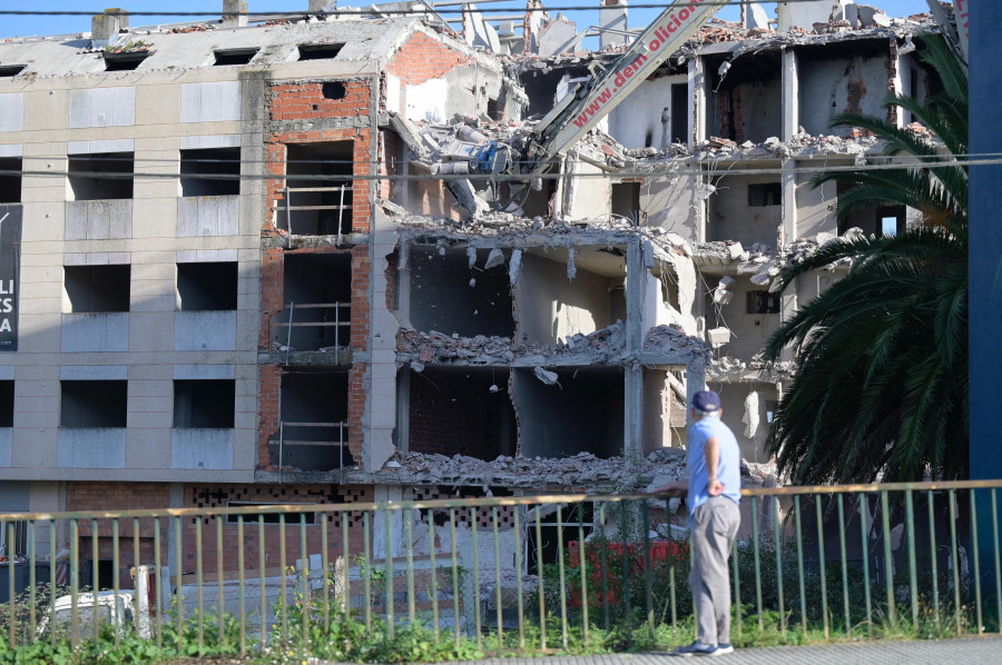 Cambre comienza la demolición del edificio ilegal de Os Campóns