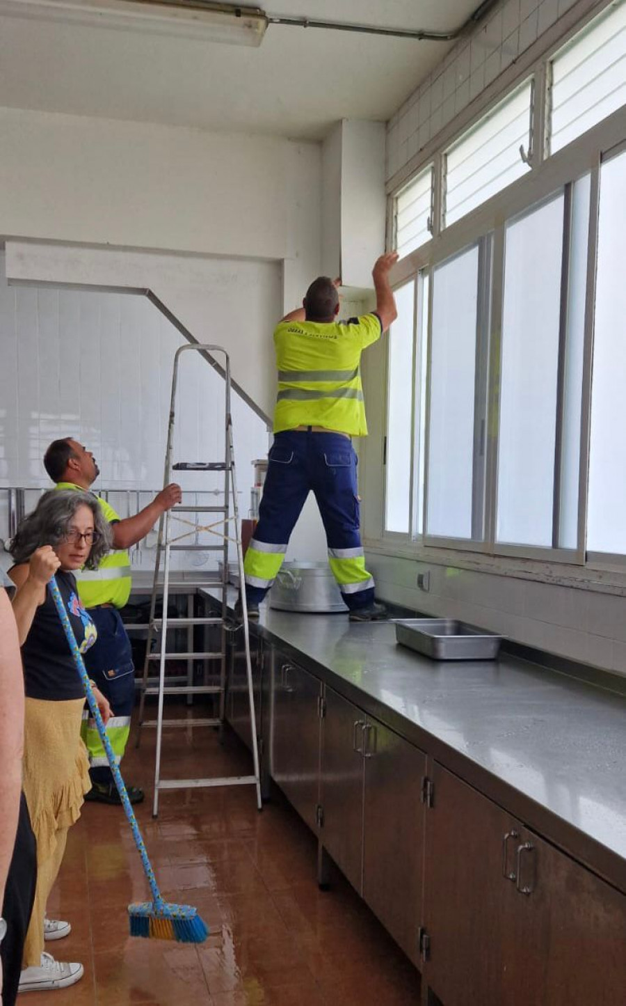 Una inundación en el colegio de Mosteirón inutiliza el comedor