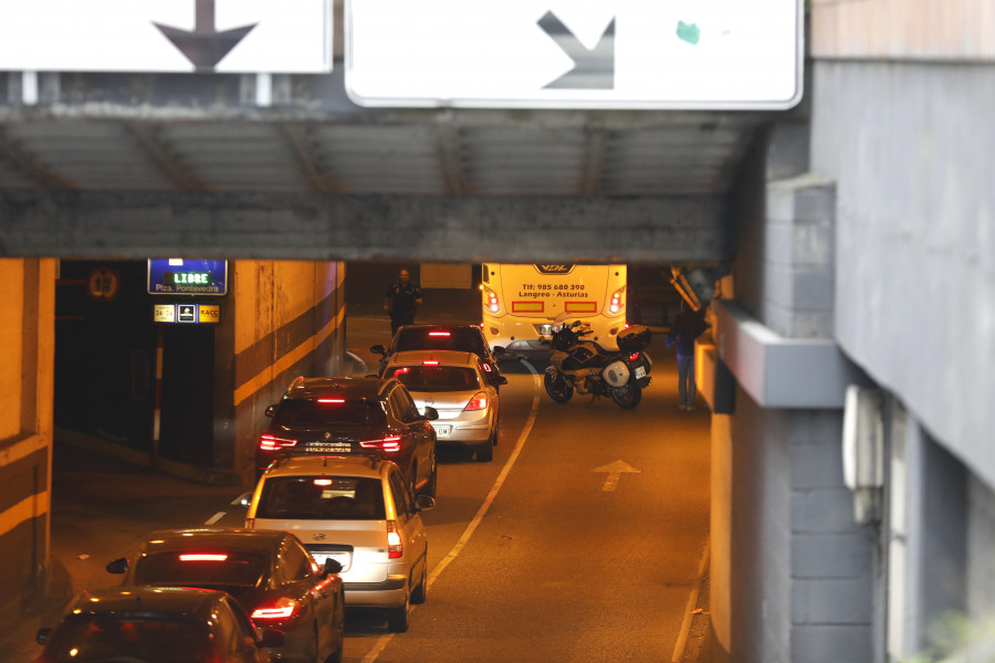 Un autobús se atasca en el túnel de Juana de Vega