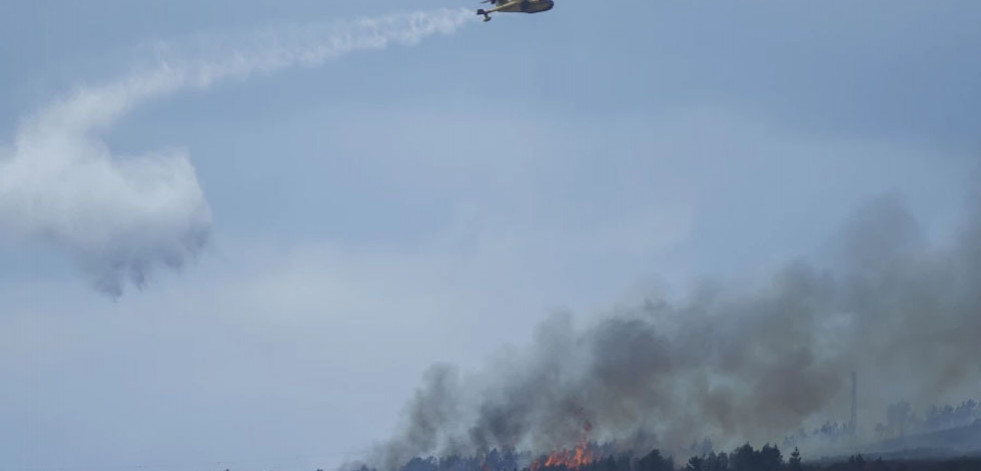 Un incendio quema 20 hectáreas en Oímbra y permanece controlado el de Crecente