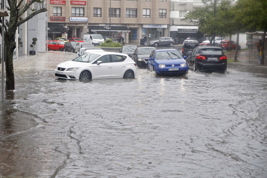 Balsas de agua y varios accidentes en el primer día de lluvias tras el ‘veranillo’