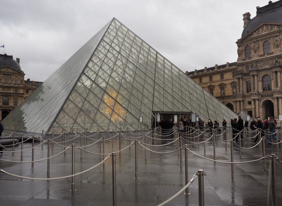 El Louvre, evacuado y cerrado por temor a un atentado