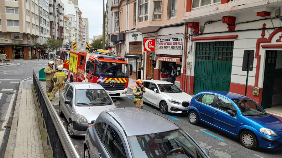 Los Bomberos cortan el ramal inferior de Juan Flórez por una alerta por gas