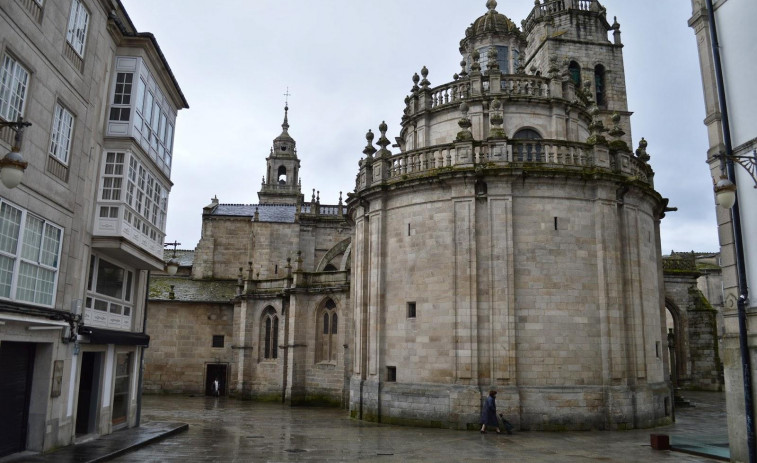 Un camión causa daños en la fachada de la catedral de Lugo
