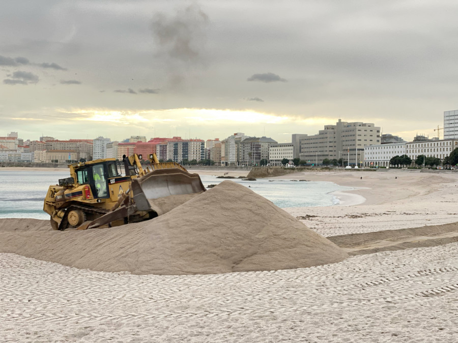 A Coruña levanta las dunas contra los temporales en sus playas