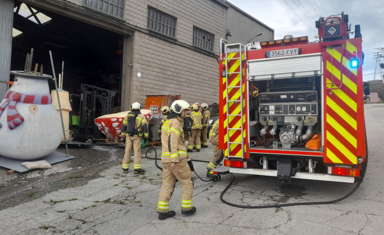 Arden varios objetos de poliespan en una nave industrial de A Moura, en A Coruña