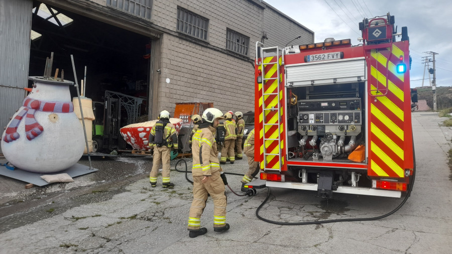 Arden varios objetos de poliespan en una nave industrial de A Moura, en A Coruña