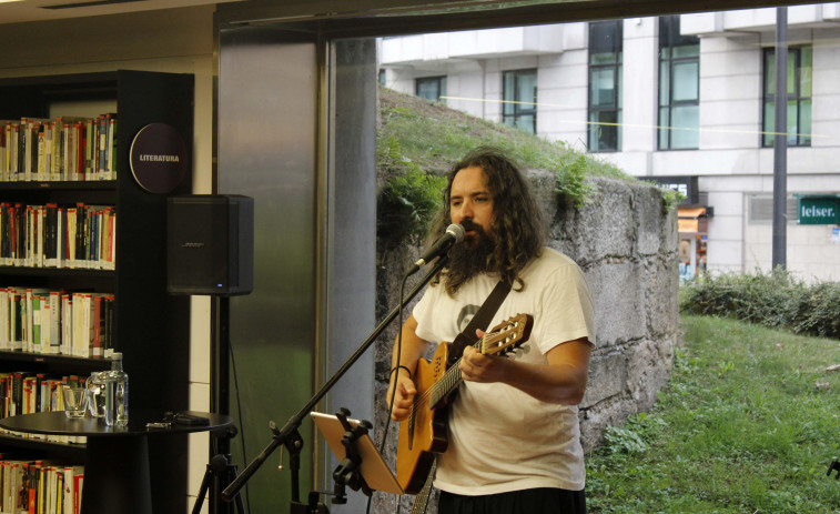 La música de autor de César de Centi llenó la Biblioteca del Fórum