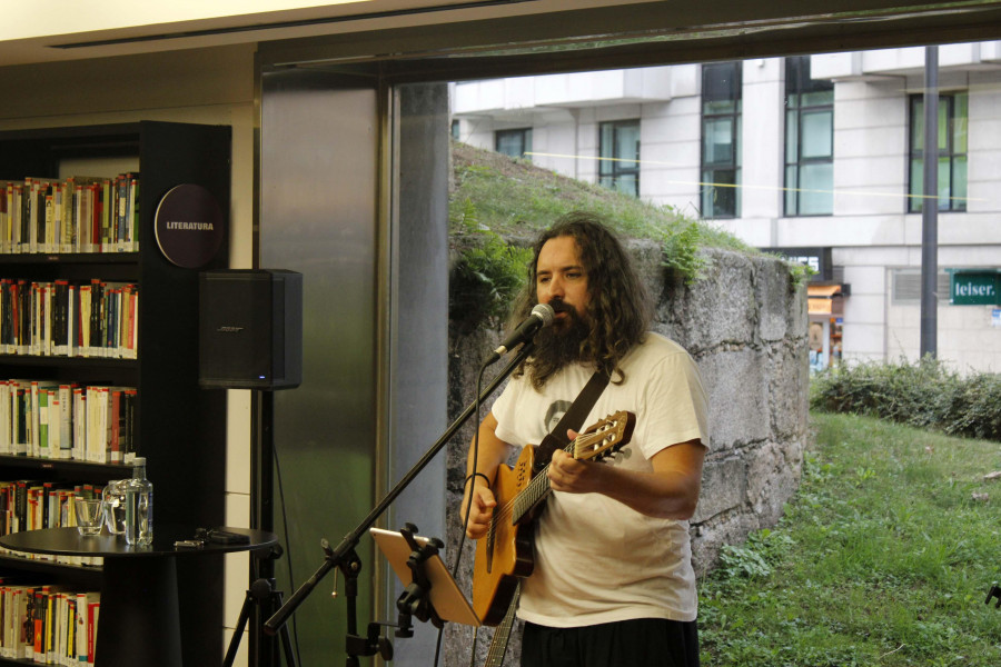 La música de autor de César de Centi llenó la Biblioteca del Fórum