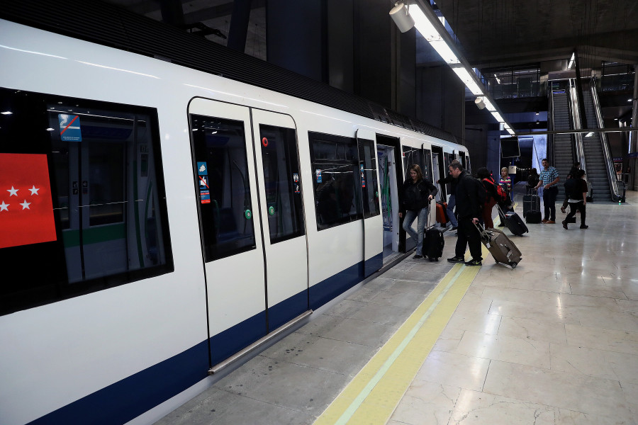 Así se quedó un vagón del metro de Madrid tras explotar un patinete eléctrico