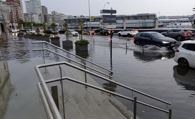 Los bomberos actúan en media docena  de inundaciones  por toda la ciudad