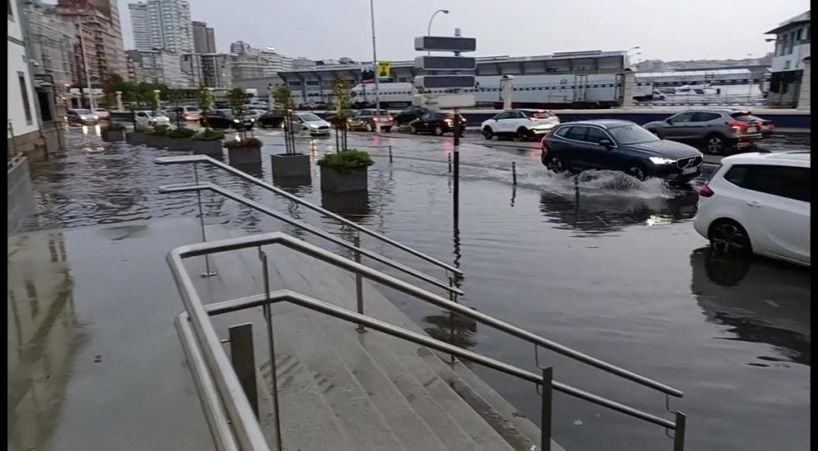 Los bomberos actúan en media docena  de inundaciones  por toda la ciudad