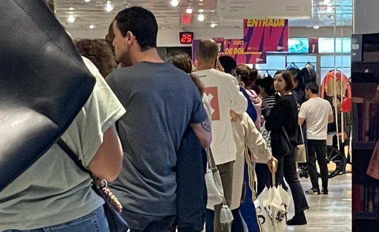 Colas en El Corte Inglés de A Coruña para recoger los dorsales de la carrera Enki