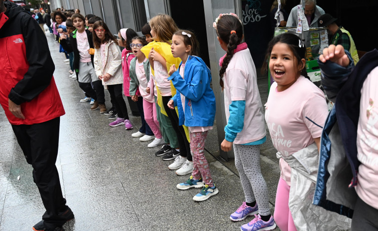 Cerca de 800 jóvenes coruñeses hacen una cadena humana por el Día del Cáncer de Mama