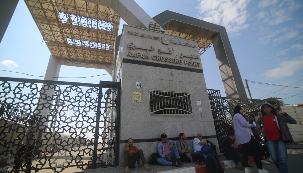 EuropaPress 5516330 gaza oct 16 2023 people wait opening rafah border crossing in southern gaza 15494517