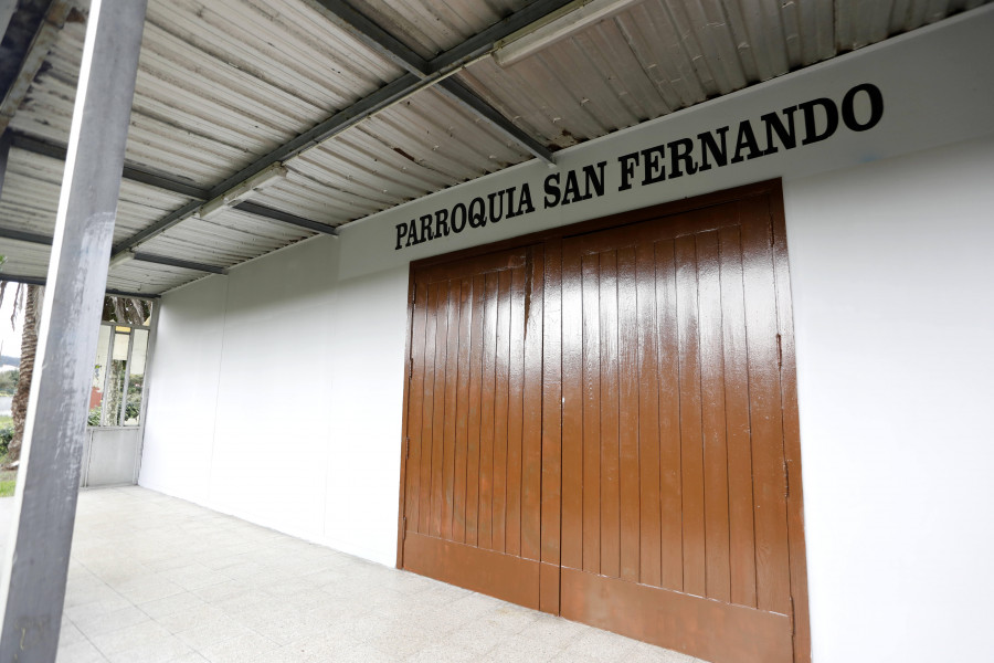 Los vecinos de Feáns ayudan al párroco a eliminar los grafitis y pintar la iglesia